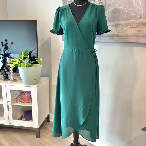 🌿 Le Lis Green Wrap Dress Small Ruffle Sleeve Tulip Hem Lined V-Neck Tie Waist - Picture 1 of 12